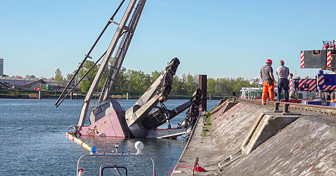Ein Krank ist am Rheinhafen ins Wasser gest&uuml;rzt und hat zwei Arbeiter unter Wasser gezogen.
