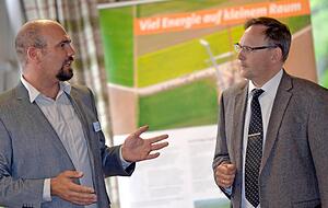 Projektleiter Sebastian Schroll (links) ist zust&auml;ndig f&uuml;r den regional geplanten Windpark, rechts der Untergruppenbacher B&uuml;rgermeister Joachim Weller.Foto: Berger