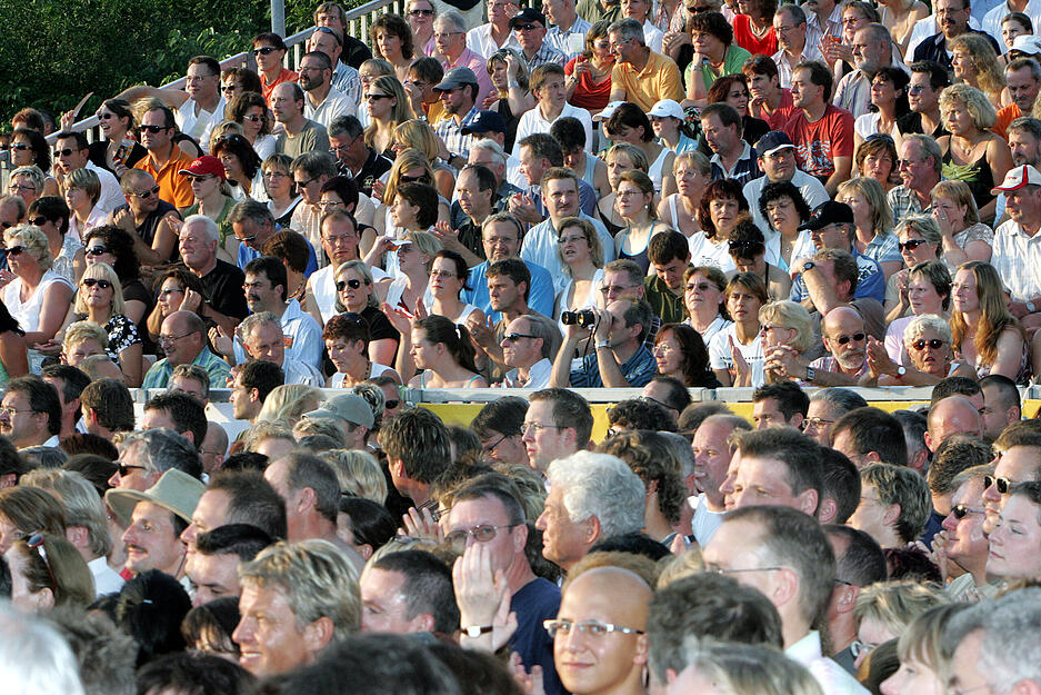Tausende Zuschauer verfolgen das Konzert von Bryan Adams in Künzelsau im Jahr 2007. Beim Würth-Open-Air 2025 können sich Fans erneut auf Bryan Adams freuen.