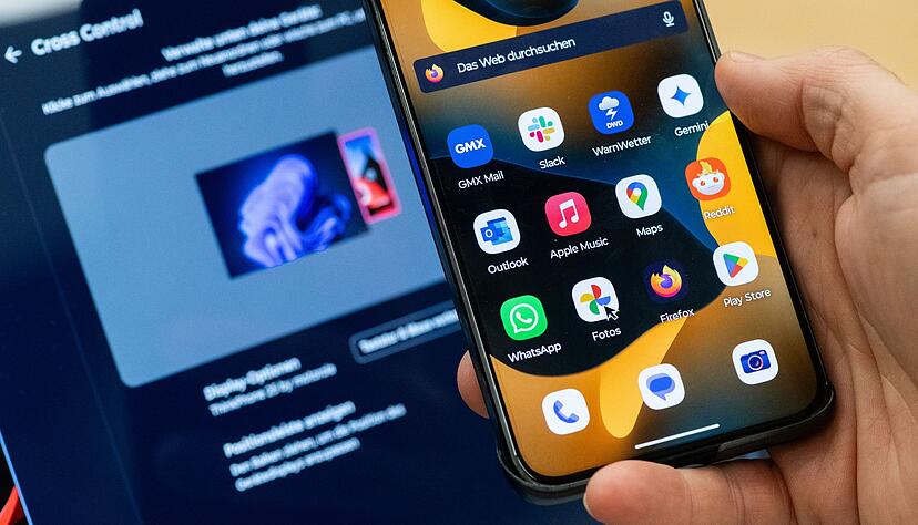 Cross Controll erlaubt das Steuern des Motorola-Smartphones per Maus und Tastatur vom PC aus - als ob es ein weiterer Bildschirm wäre. Cross Controll erlaubt das Steuern des Motorola-Smartphones per Maus und Tastatur vom PC aus - als ob es ein weiterer Bildschirm wäre.