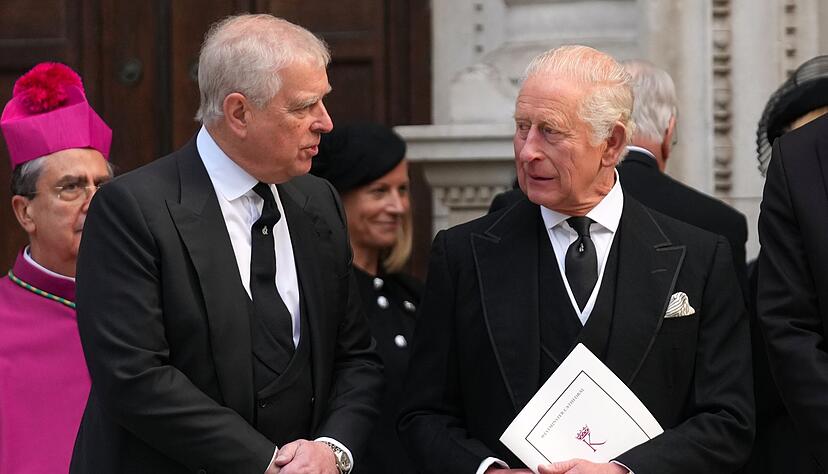 Andrew (l.) ist eine Belastung f&uuml;r seinen Bruder, K&ouml;nig Charles III. (Archivbild)