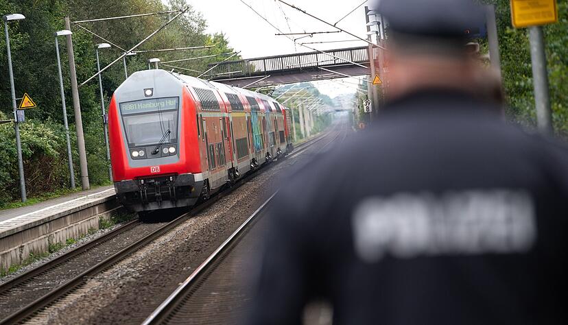Angriffe und Aggressionen in Zügen und im Nahverkehr nehmen immer mehr zu. Angriffe und Aggressionen in Zügen und im Nahverkehr nehmen immer mehr zu.