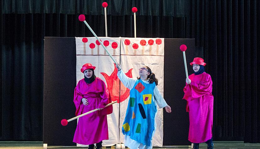 Bühnenbild und Requisiten brachte die Inad-Theatergruppe aus Bethlehem mit. Den Lichtenstern-Bewohnern gefiel das emotionale Schauspiel.
Foto: Mario Berger Bühnenbild und Requisiten brachte die Inad-Theatergruppe aus Bethlehem mit. Den Lichtenstern-Bewohnern gefiel das emotionale Schauspiel.
Foto: Mario Berger