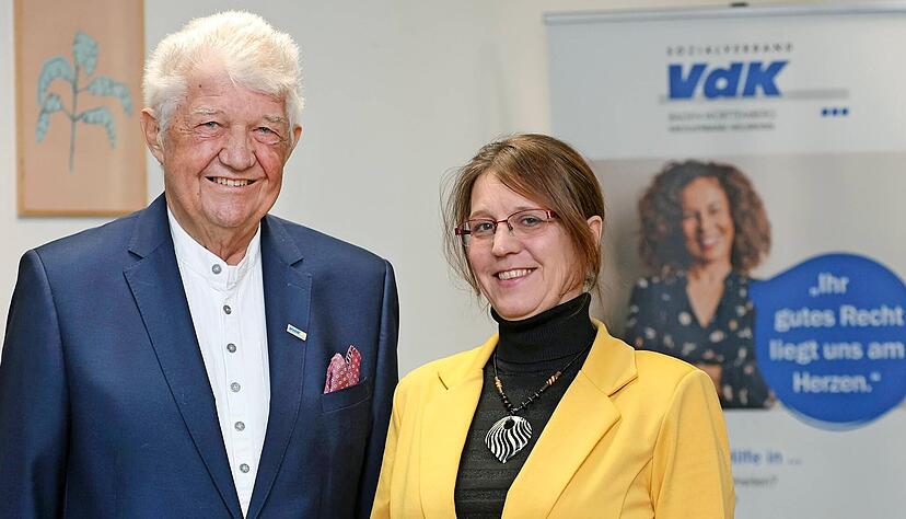Frank Stroh, noch VdK-Kreisvorsitzender, hat den Sozialverband vorangebracht und freut sich immer über gute Leute, hier mit neuer Sekretärin Jutta Möbius.
Foto: Ralf Seidel