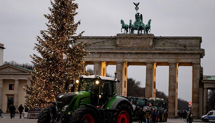 Traktor vor einem Weihnachtsbaum am Brandenburger Tor. Nach Verbandsangaben würden der Landwirtschaftsbranche mit den geplanten Streichungen fast eine Milliarde Euro entzogen. Traktor vor einem Weihnachtsbaum am Brandenburger Tor. Nach Verbandsangaben würden der Landwirtschaftsbranche mit den geplanten Streichungen fast eine Milliarde Euro entzogen.