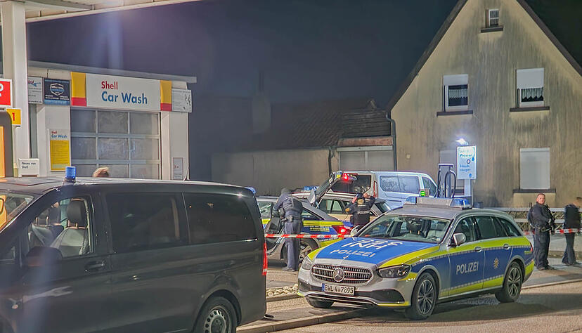 Raubüberfall auf eine Tankstelle in Kirchardt: Die Polizei rückt zum Großeinsatz aus.
