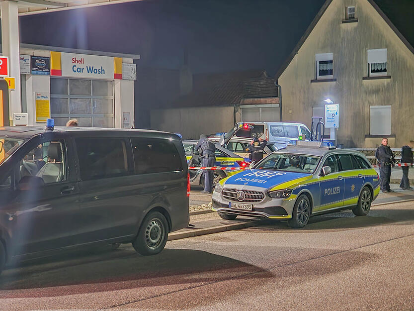 Raubüberfall auf eine Tankstelle in Kirchardt: Die Polizei rückt zum Großeinsatz aus.