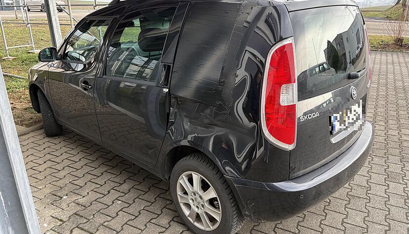 Dieses Auto von Peter Zornow wurde besch&auml;digt, offenbar beim R&uuml;ckw&auml;rtsfahren.