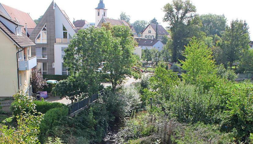 Die Kupfer − ein Nebenfluss der Kocher − schlängelt sich durch den Ort. Im Hintergrund erhebt sich der Turm der evangelischen Kirche. In deren Nachbarschaft stand einst auch ein sandsteinernes Schulgebäude. Die Kupfer − ein Nebenfluss der Kocher − schlängelt sich durch den Ort. Im Hintergrund erhebt sich der Turm der evangelischen Kirche. In deren Nachbarschaft stand einst auch ein sandsteinernes Schulgebäude.