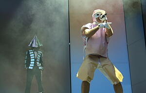 Mehrfach wechseln die Bandmitglieder ihre Outfits. Mehrfach wechseln die Bandmitglieder ihre Outfits.