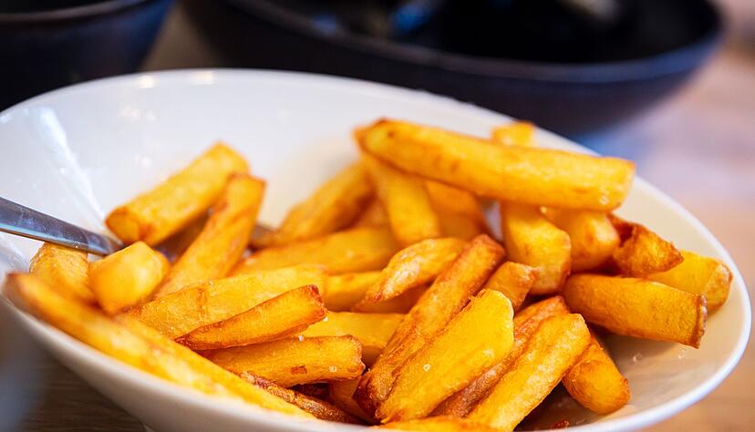 Für ein knackiges Ergebnis seiner selbstgemachten Pommes frites setzt Food-Blogger Jannik Degner auf das Blanchieren der geschnittenen Kartoffelstäbchen in Essigwasser - und zwar vor dem Frittieren oder Backen. Für ein knackiges Ergebnis seiner selbstgemachten Pommes frites setzt Food-Blogger Jannik Degner auf das Blanchieren der geschnittenen Kartoffelstäbchen in Essigwasser - und zwar vor dem Frittieren oder Backen.