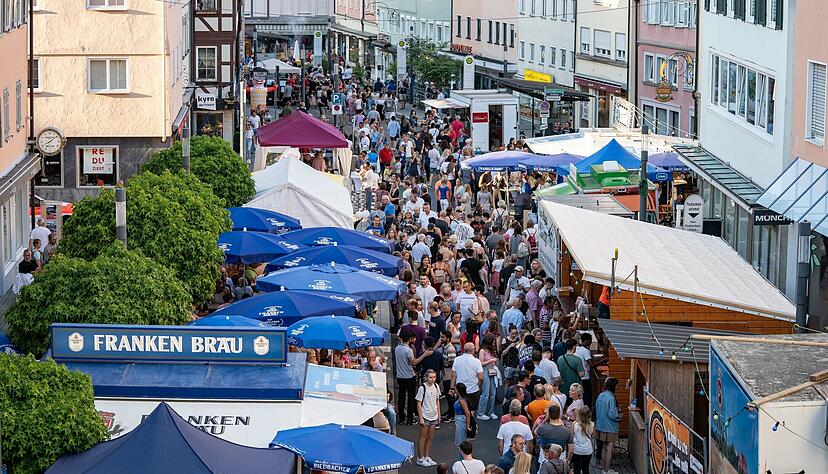 Als Festgelände sind beim Künzelsauer Stadtfest die Stuttgarter Straße ab Allee-Kreuzung, die Komburgstraße ab Kreuzung Oberer Bach bis Comburg-Apotheke, der Obere Bach, die Hauptstraße, die Schnurgasse und Scharfengasse zwischen Hauptstraße und Burggasse, die Schlossgasse, sowie der Kirchplatz unmittelbar vor dem Hermann-Lenz-Haus vorgesehen.