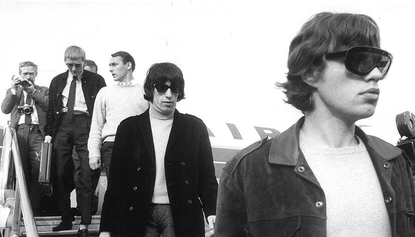 Am Flughafen Tegel verlassen Mick Jagger und Bill Wyman das Flugzeug. (Archivbild) Am Flughafen Tegel verlassen Mick Jagger und Bill Wyman das Flugzeug. (Archivbild)