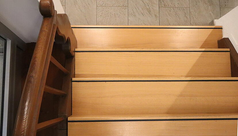 F&uuml;r Menschen ohne r&auml;umliches Sehverm&ouml;gen und Sehschw&auml;che kann der schwarze Streifen wie die Stufenkante wirken&ndash; das sorgt f&uuml;r Stolpergefahr.