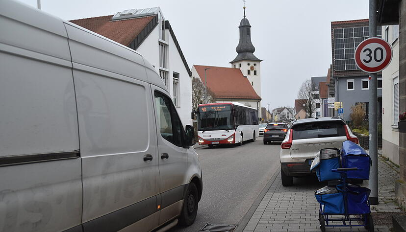 Auf der Adolzfurter Stra&szlig;e in Bretzfeld herrscht vor Rathaus und Kirche Tempo 30. Manche Anwohner sehen dahinter eine sinnvolle Sicherheitsma&szlig;nahme - andere regen sich dar&uuml;ber auf.