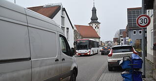 Auf der Adolzfurter Stra&szlig;e in Bretzfeld herrscht vor Rathaus und Kirche Tempo 30. Manche Anwohner sehen dahinter eine sinnvolle Sicherheitsma&szlig;nahme - andere regen sich dar&uuml;ber auf.