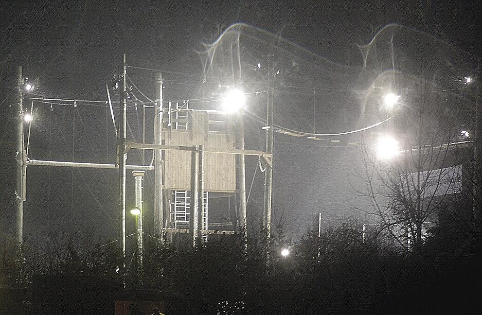 2004: Scheinwerfer sind an den Pfählen des Hochseilgartens in Wüstenrot für die „Wetten, dass ...“-Außenwette montiert. Die Ausleuchtung des Areals muss fernsehgerecht durchgeführt sein.
