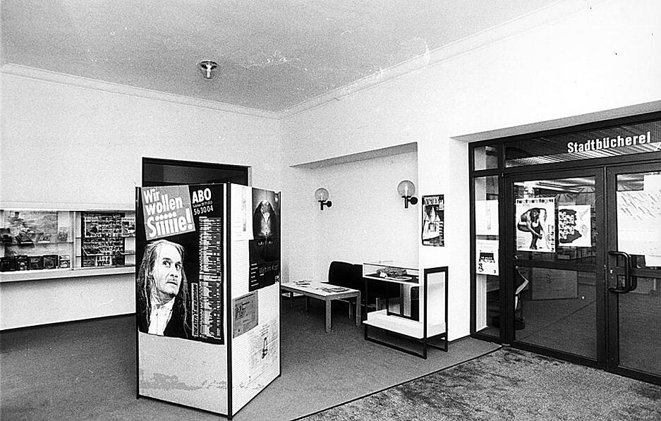 Juli 1998: Blick in das Foyer der Stadtb&uuml;cherei.