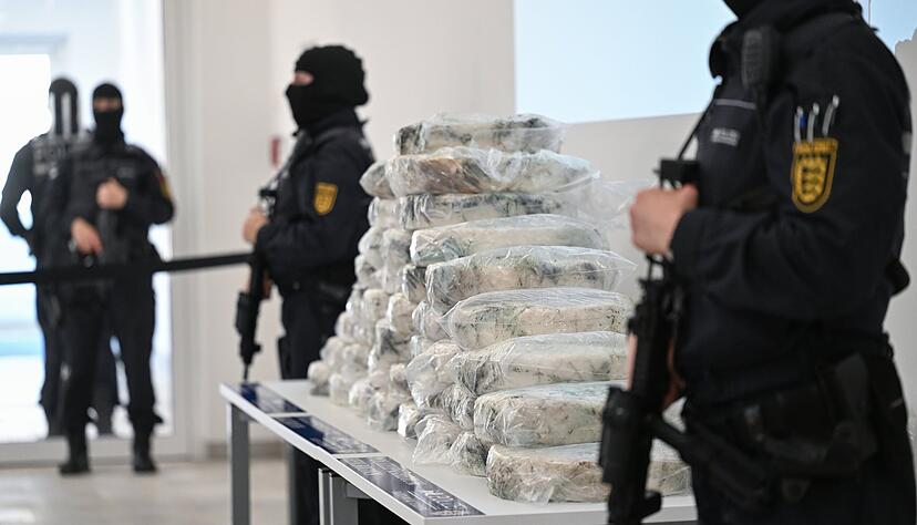 Polizistinnen bewachen im Polizeipräsidium Heilbronn Rauschgift, das bei einer Pressekonferenz präsentiert wird. Insgesamt rund 200 Kilogramm Methamphetamin wurden in einer Hydraulikpresse sichergestellt.
