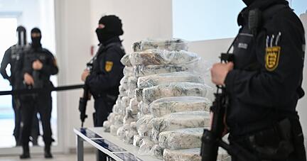Polizistinnen bewachen im Polizeipräsidium Heilbronn Rauschgift, das bei einer Pressekonferenz präsentiert wird. Insgesamt rund 200 Kilogramm Methamphetamin wurden in einer Hydraulikpresse sichergestellt.