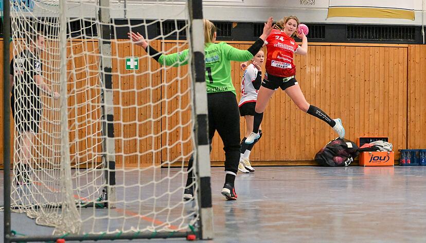 So frei wie hier kamen Sophie R&auml;uchle und die SG Schozach-Bottwartal vor dem Tor des HSV Solingen-Gr&auml;frath um Natascha Kr&uuml;ckemeier nur selten zum Abschluss. Beim Duell in Beilstein wurde ein Klassenunterschied deutlich.
