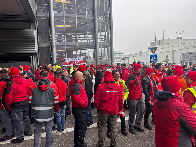 Mitarbeiter des Audi-Werks in Neckarsulm versammeln sich am Mittwoch zu einem Warnstreik.
