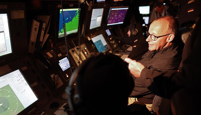 Bundeskanzler in der Operationszentrale an Bord. Bundeskanzler in der Operationszentrale an Bord.