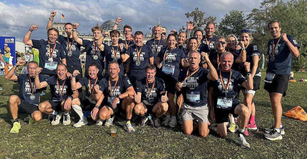 Großer Jubel nach dem Einlauf ins Ziel: Die Erlenbacher Laufgruppe hat den Berlin-Marathon erfolgreich gemeistert.