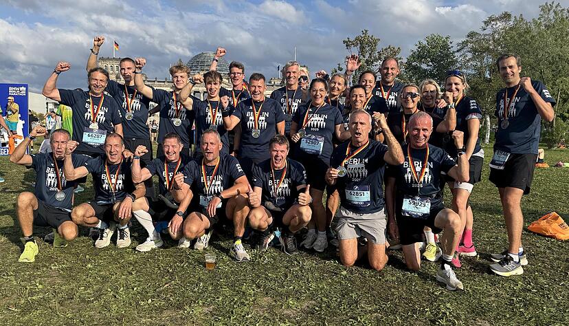 Großer Jubel nach dem Einlauf ins Ziel: Die Erlenbacher Laufgruppe hat den Berlin-Marathon erfolgreich gemeistert.