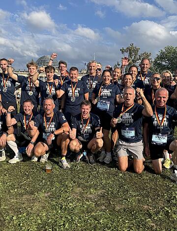 Großer Jubel nach dem Einlauf ins Ziel: Die Erlenbacher Laufgruppe hat den Berlin-Marathon erfolgreich gemeistert.