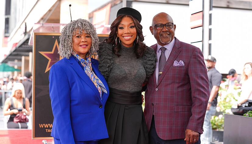 Die Grammy-Preisträgerin bringt ihre Eltern zu der Zeremonie mit. Die Grammy-Preisträgerin bringt ihre Eltern zu der Zeremonie mit.