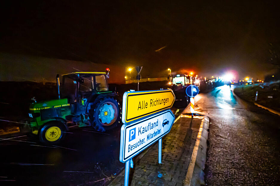 Bauernprotest: Landwirte legen Verkehr vor Kaufland-Zentralwarenlager in Möckmühl lahm Bauernprotest: Landwirte legen Verkehr vor Kaufland-Zentralwarenlager in Möckmühl lahm