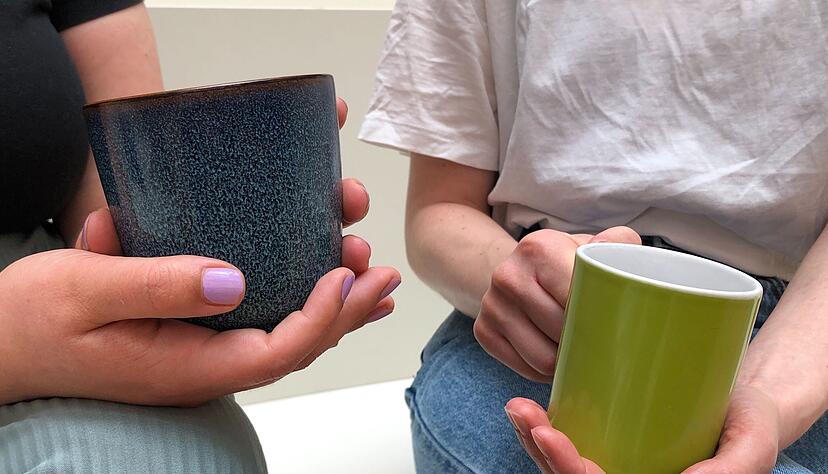 Eine letzte Kaffeepause mit liebgewonnenen Kolleginnen und Kollegen kann beim Abschied im Job helfen. Eine letzte Kaffeepause mit liebgewonnenen Kolleginnen und Kollegen kann beim Abschied im Job helfen.