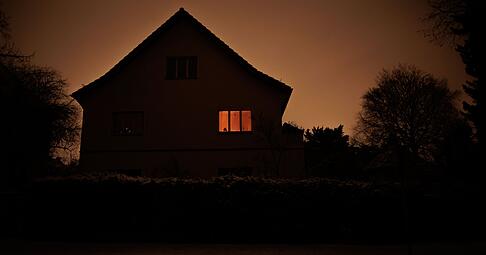 In Berlin sind tausende Haushalte ohne Strom. Mit Kerzen und anderen Hilfsmitteln versuchen die Bewohner durch die kalte Nacht zu kommen. In Berlin sind tausende Haushalte ohne Strom. Mit Kerzen und anderen Hilfsmitteln versuchen die Bewohner durch die kalte Nacht zu kommen.