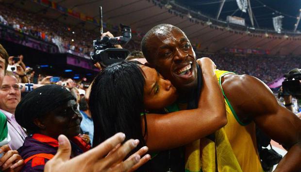 Der Superstar ist im ganzen Stadion als Fotopartner hei&szlig; begehrt. Foto: Bernd Thissen