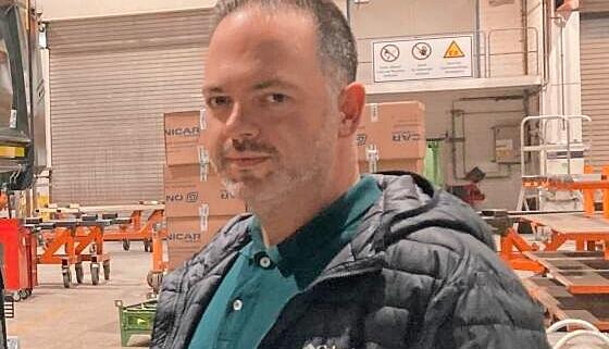 Dennis Kraft dreht schon fr&uuml;hmorgens seine Runde durch die Montagehalle.