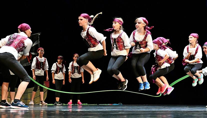 Die jungen Piraten vom TSV Michelbach zeigen beim gemeinschaftlichen Seilspringen, wie fit sie sind.
Foto: Peter Klotz