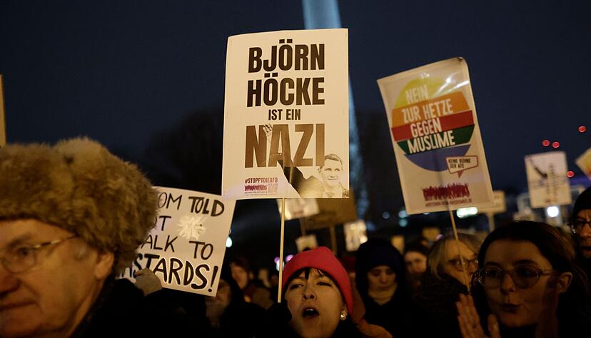 In vielen deutschen Städten gehen Menschen derzeit auf die Straßen, um gegen Spalterei, Ignoranz, Hass zu demonstrieren. In vielen deutschen Städten gehen Menschen derzeit auf die Straßen, um gegen Spalterei, Ignoranz, Hass zu demonstrieren.