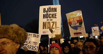 Menschen demonstrieren gegen Rechts.