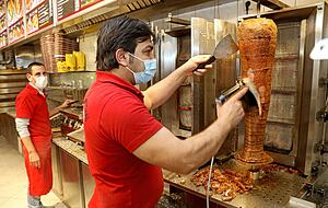 Eine der wenigen Anlaufstellen der Passanten: Döner bei Sehmus Dogan. Eine der wenigen Anlaufstellen der Passanten: Döner bei Sehmus Dogan.