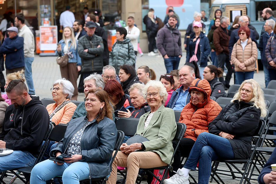 Die Zuschauer lauschen in Heilbronn den verschiedenen Gruppen bei ihren Auftritten bei der Magie der Stimmen.