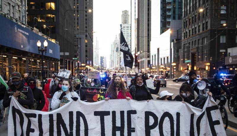 Demonstranten nehmen an einem Protestmarsch nach dem Tod von Daunte Wright teil. Demonstranten nehmen an einem Protestmarsch nach dem Tod von Daunte Wright teil.