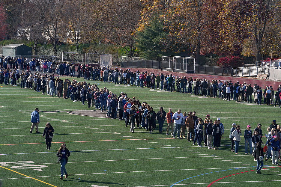 04.11.2024, USA, Allentown: Teilnehmer warten in der Schlange vor einer Wahlkampfveranstaltung für die demokratische Präsidentschaftskandidatin Kamala Harris in der Memorial Hall des Muhlenberg College.