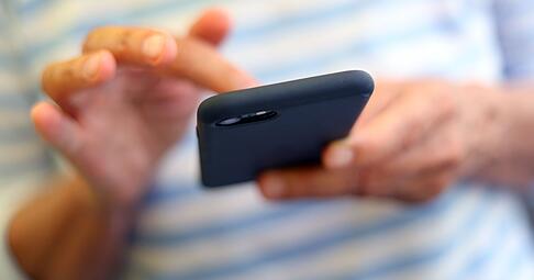 Ein nackter Täter entriss in Heilbronn-Sontheim einer Frau ihr Handy.