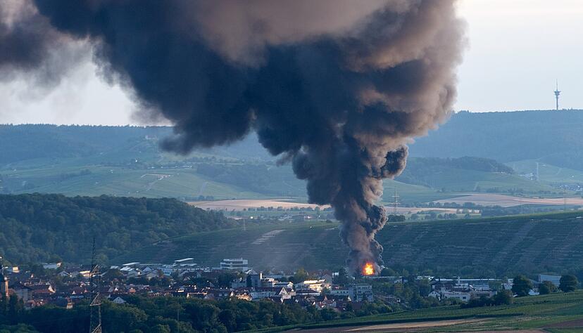 Die Flammen schlugen extrem hoch bei einem Firmenbrand in Lauffen im Juli. Unser Fotograf war auf dem Haigern, als er die Rauchwolke sah.
Foto: Archiv/Mario Berger