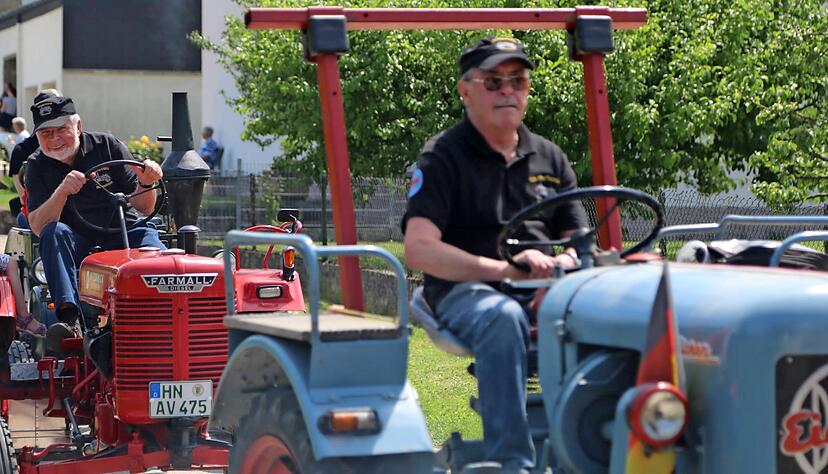 Historisch wichtig und unverzichtbar: Die Schlepperparade im Rahmen des Umzugs.
Fotos: Nicole Theuer