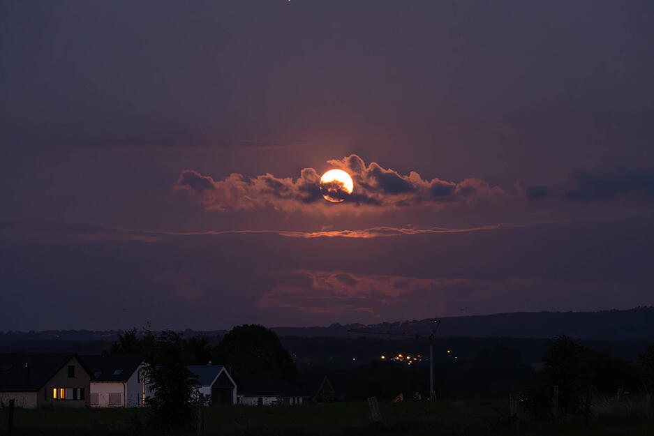 Zum dritten Mal in diesem Sommer handelt es sich um einen sogenannten "blue moon". Zum dritten Mal in diesem Sommer handelt es sich um einen sogenannten "blue moon".