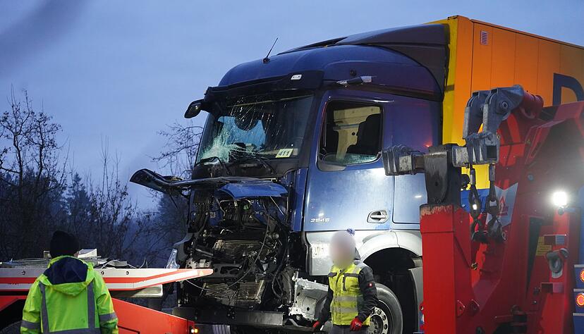 Drei Tote und mindestens elf Verletzte - das ist die vorl&auml;ufige Bilanz einer Unfallserie auf der A44 im Kreis Paderborn.