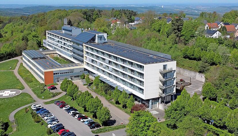 Vermutlich nach 70 Jahren Geschichte: Auf knapp 500 Metern H&ouml;he thront in den L&ouml;wensteiner Bergen die Fachklinik.