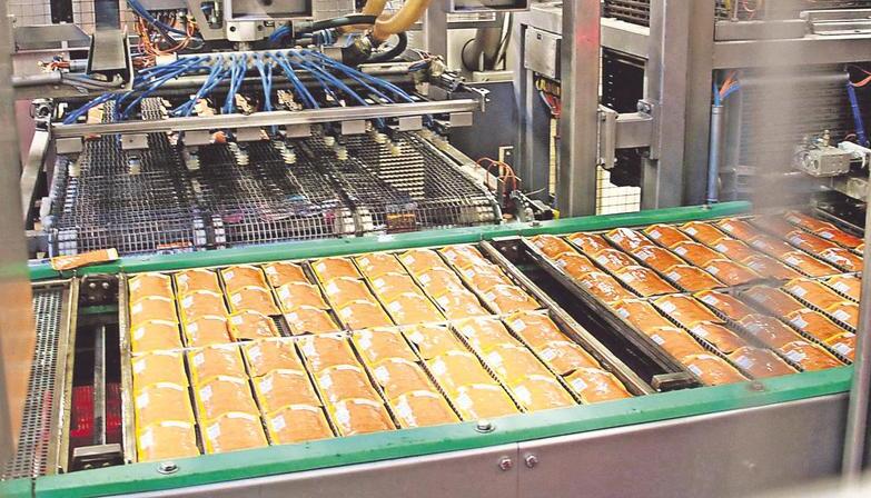 Frischfleischprodukte in Aluschälchen sind eines der Standbeine von Deuerer. Das Unternehmen stellt selbst keine Markenprodukte her, sondern produziert für große Handelsketten deren Eigenmarken.
Fotos: Deuerer Frischfleischprodukte in Aluschälchen sind eines der Standbeine von Deuerer. Das Unternehmen stellt selbst keine Markenprodukte her, sondern produziert für große Handelsketten deren Eigenmarken.
Fotos: Deuerer